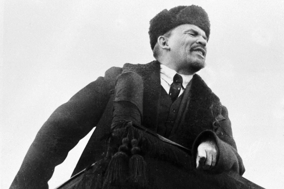Если бы интеллигенту и адвокату Ленину сообщили, что вместо того чтобы защищать людей, он будет бесконечно подписывать «расстрелять, расстрелять, расстрелять», он бы не поверил