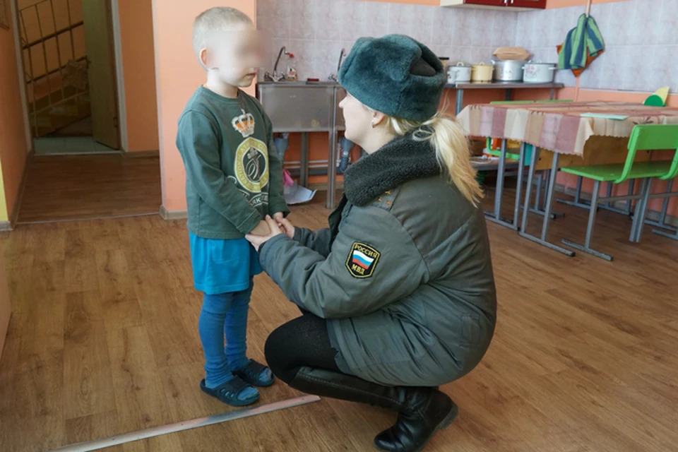 У молодых родителей отобрали троих маленьких сыновей, потому что, как говорят следователи, отец и мать о мальчиках не заботились.