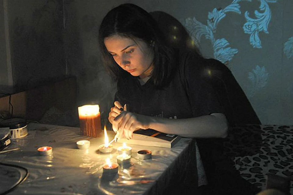 - Ну вот, началось, - крымчане вновь зажигают свечи, как и в прошлом году.