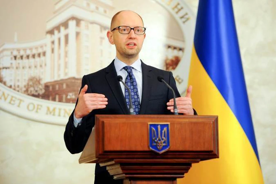 Кабинет министров под руководством Арсения Яценюка официально запретил все грузовые перевозки в Крым