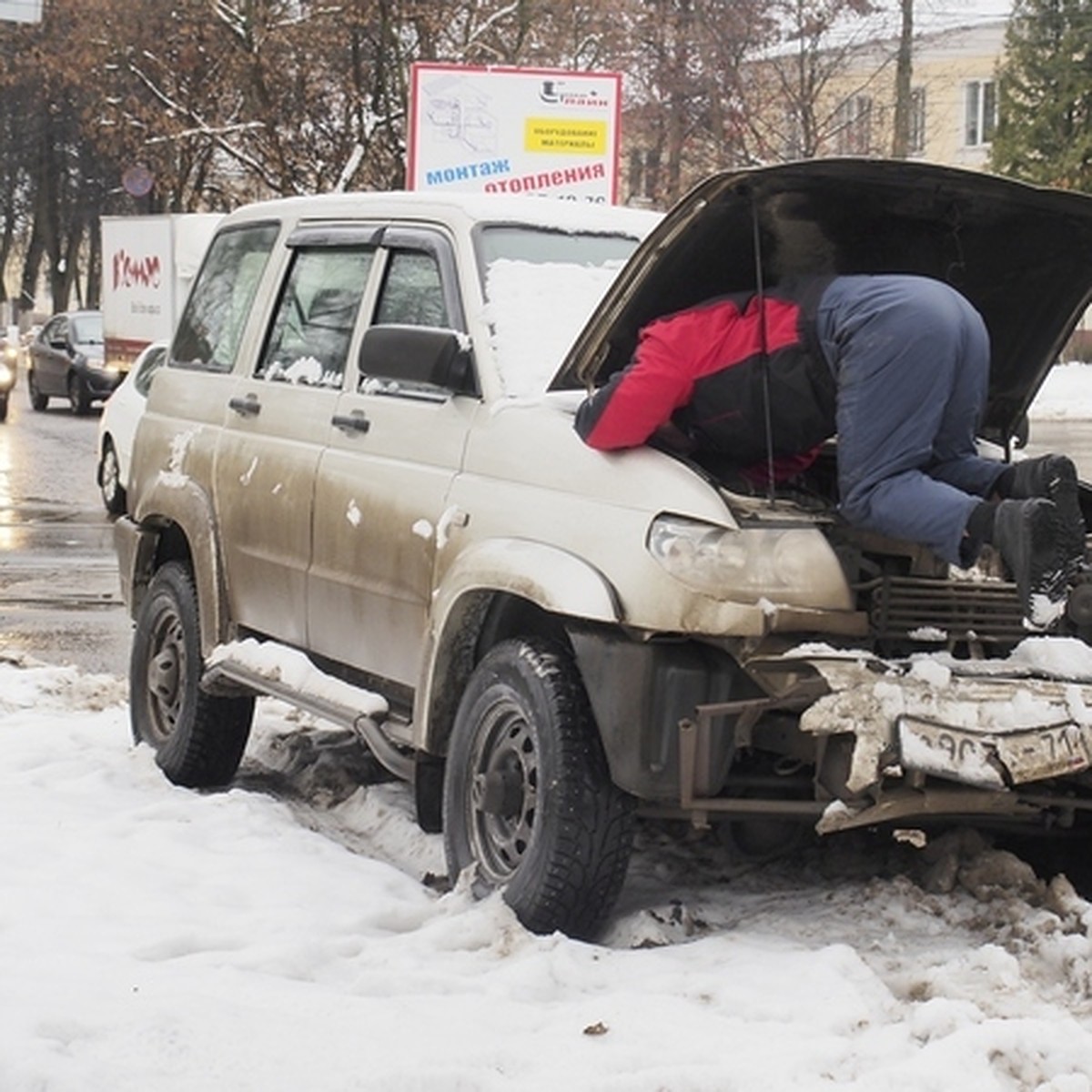 Рязанские автослесари: Что будет, если не менять масло и чинить автомобиль  деревом - KP.RU