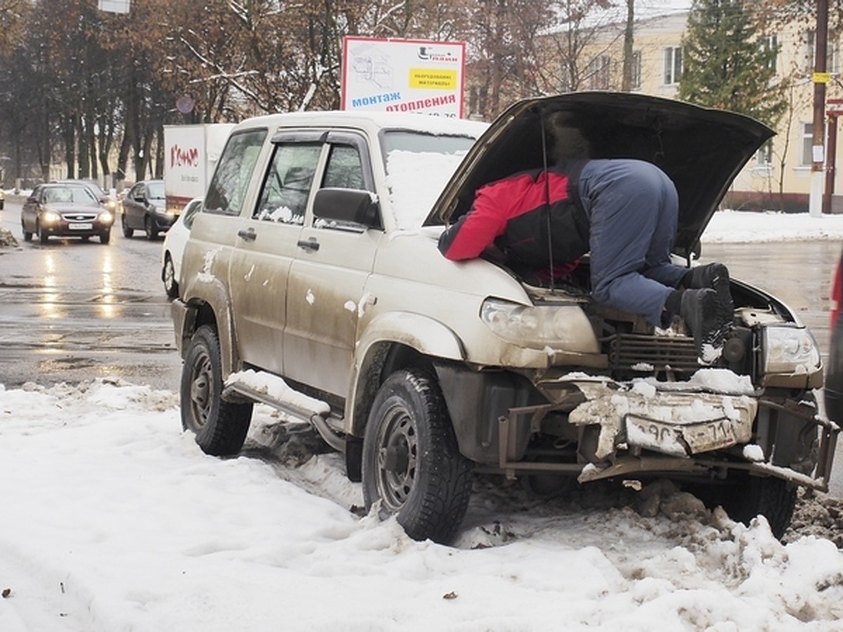 Рязанские автослесари: Что будет, если не менять масло и чинить автомобиль  деревом - KP.RU