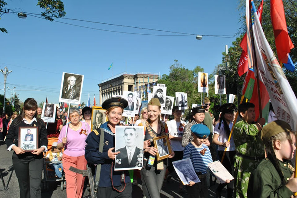 Молодежное крыло РОК на марше Бессмертного полка в Алматы.