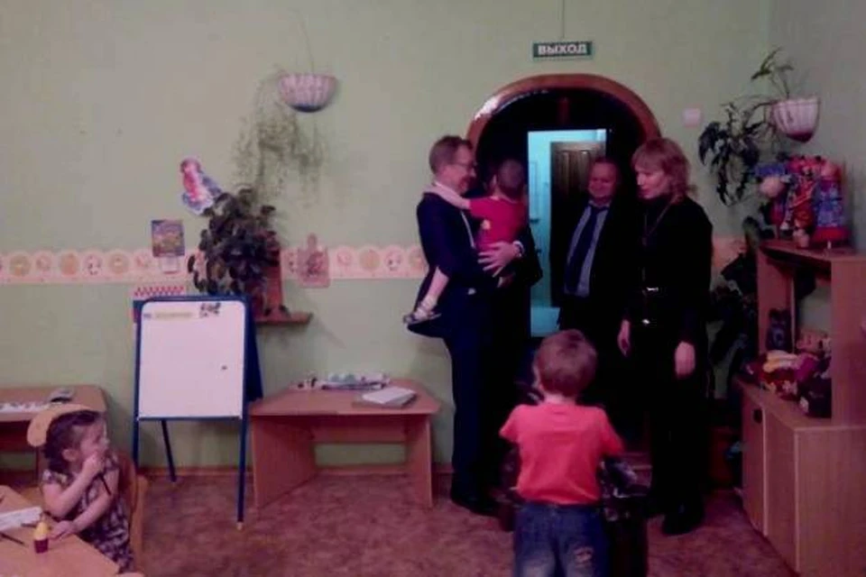 На фото: В.Г. Поздняков в Центре помощи детям, оставшимся без попечения родителей им. В.Н. Подгорбунского, с министром соцзащиты населения Забайкальского края  Г.В. Ревой. Фото: пресс-служба Забайкальского РО ПП КПРФ