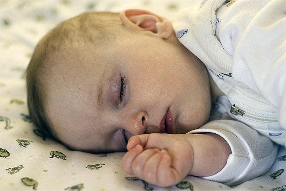 Ребенку 3 года просыпается и плачет. Новорожденный просыпается. Малыш капризничает перед сном. Грудной ребенок плохо засыпает.