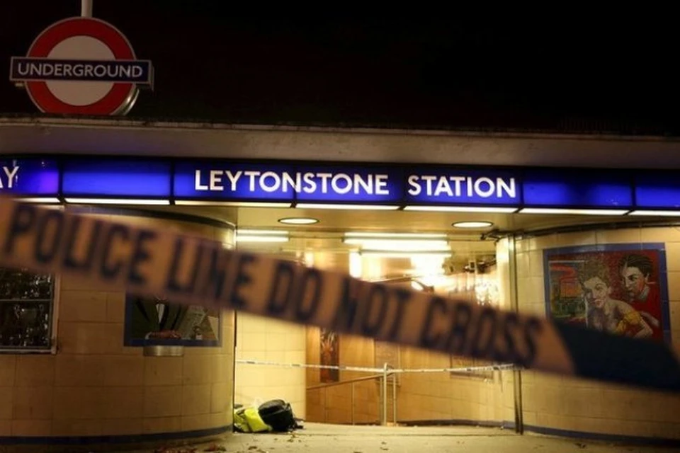 На станции лондонского метро Лейтонстоун, где человек с ножом напал на пассажиров, сейчас работает полиция