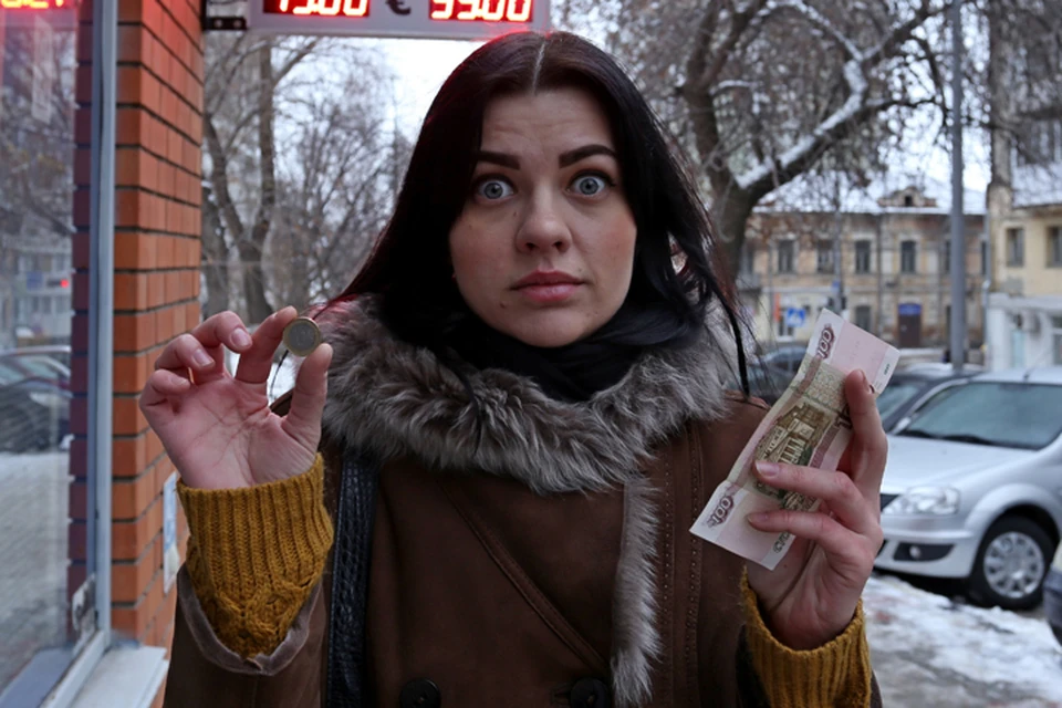 В 2015 году мы все жадно ловили обещания аналитиков и чиновников о том, сколько будет стоить доллар.