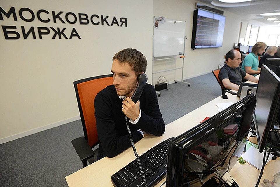 Сегодня на открытии торгов наша валюта прибавила в цене. Незначительно, но все же. К концу первого часа торгов доллар подешевел на 2 копейки, а евро - на 14 копеек.