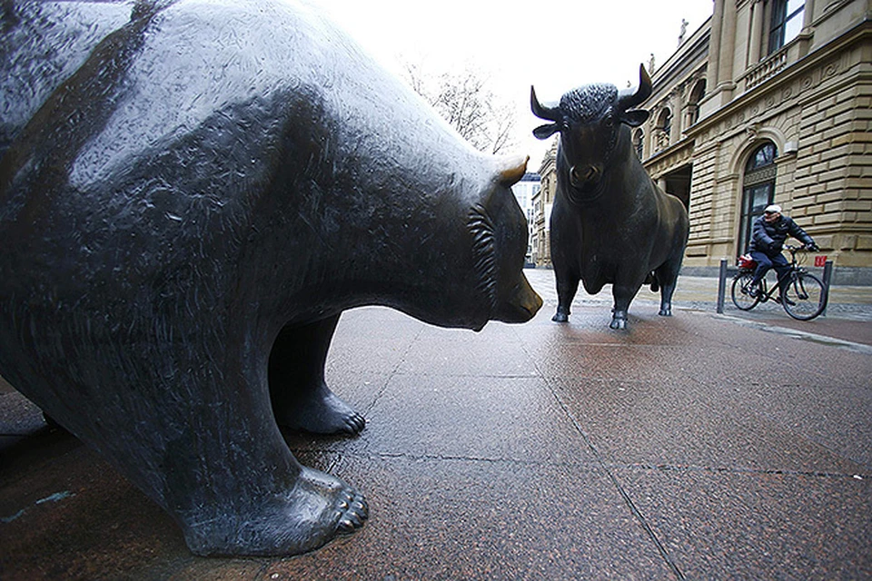 Увековеченная в бронзе битва "быков" и "медведей" напротив здания крупнейшей европейской биржи в немецком Франкфурте.