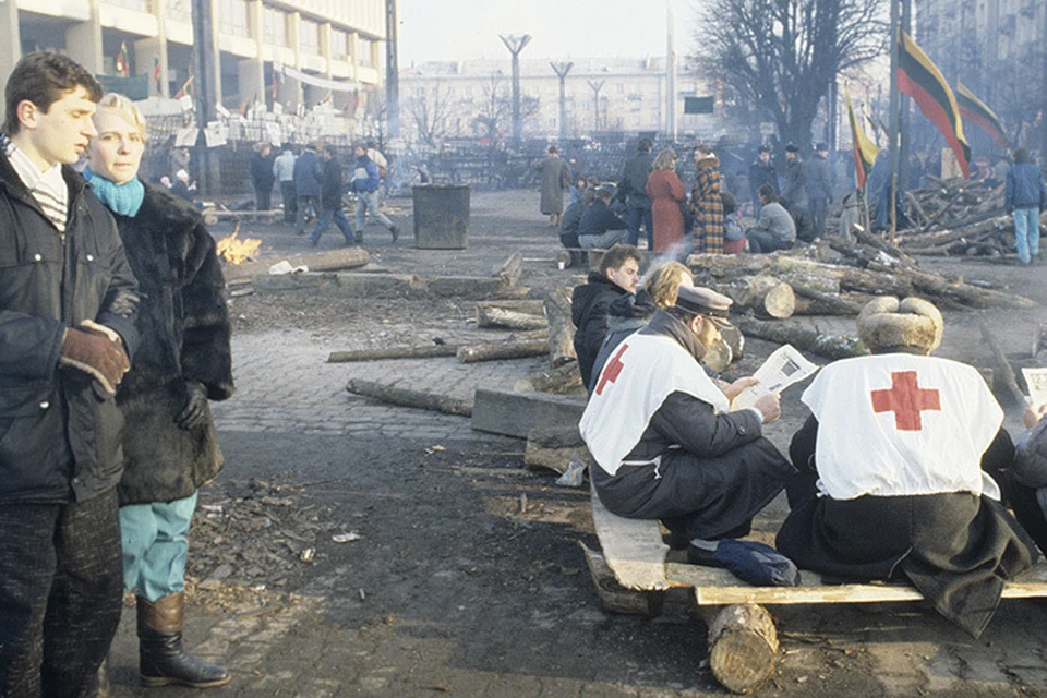 Санитары Красного креста дежурят на площади у здания парламента Литвы во время трагических событий января 1991 года.