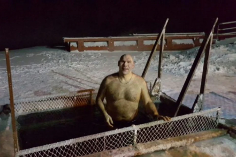 Николай Валуев на Крещение нырнул в прорубь Енисея в 30-градусный мороз. Фото: Николай ВАЛУЕВ, соцсети.