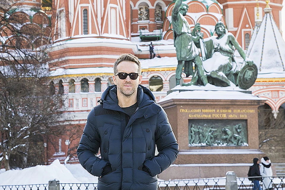 Райан Рейнольдс, осматривая московские достопримечательности, рискует отморозить уши