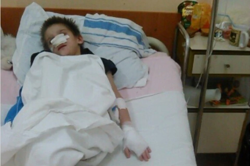 Женя Котельников лежит в гнойном отделении Детской областной больнице.