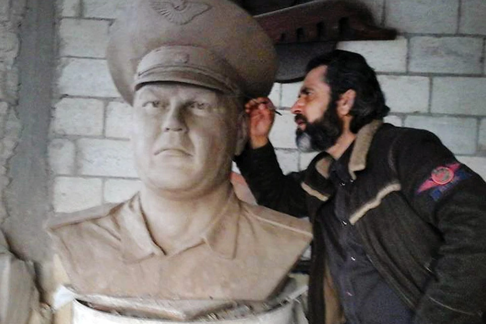 Сирийский скульптор создал бюст погибшего летчика Пешкова