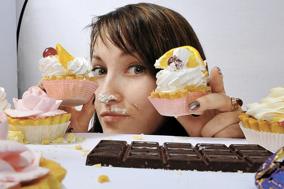 Кризис - повод отказаться от вредной привычки объедаться сладким. И сэкономить не только на пироженках, но и на стоматологе.