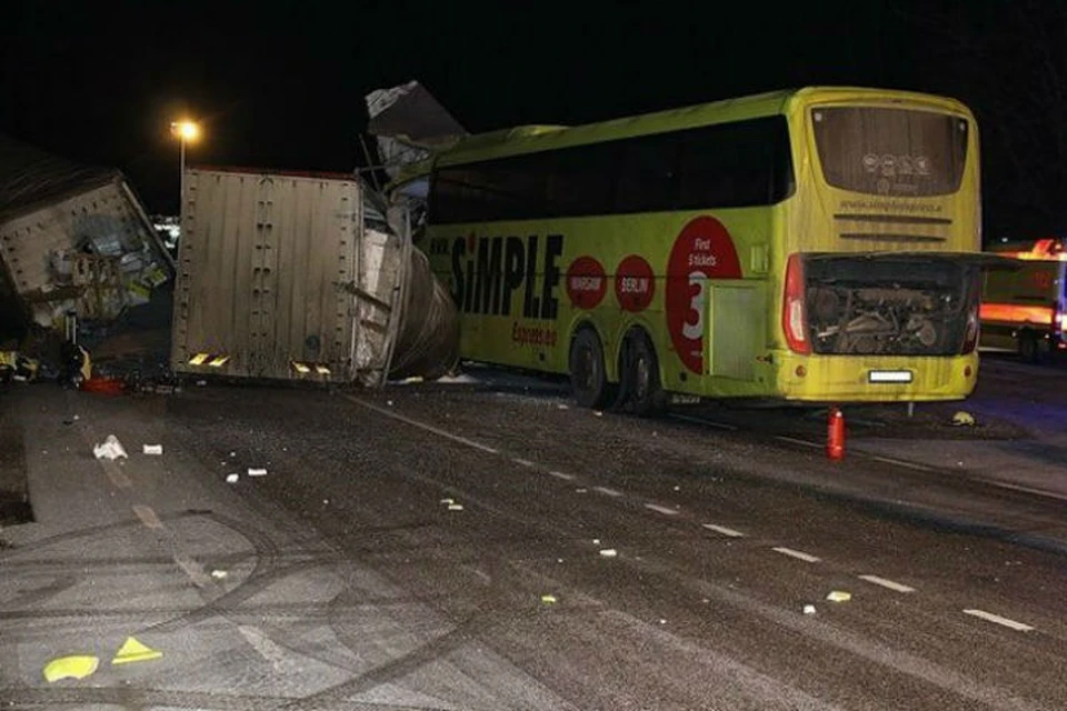 Автобус из Петербурга попал в аварию в Эстонии
Фото: Департамент полиции и погранохраны
