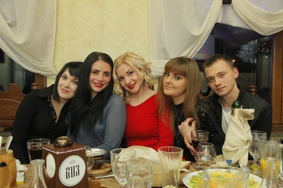 Лина и Лена в красном платье (слева направо) в компании друзей в ночном клубе. Фото: из личного архива Лины Кузиной.