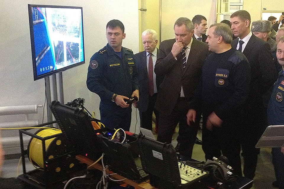 Осмотрев выставку, Дмитрий Рогозин предложил разработать единую платформу - универсального робота, которого можно будет использовать как для спасения людей, так и для военных целей.