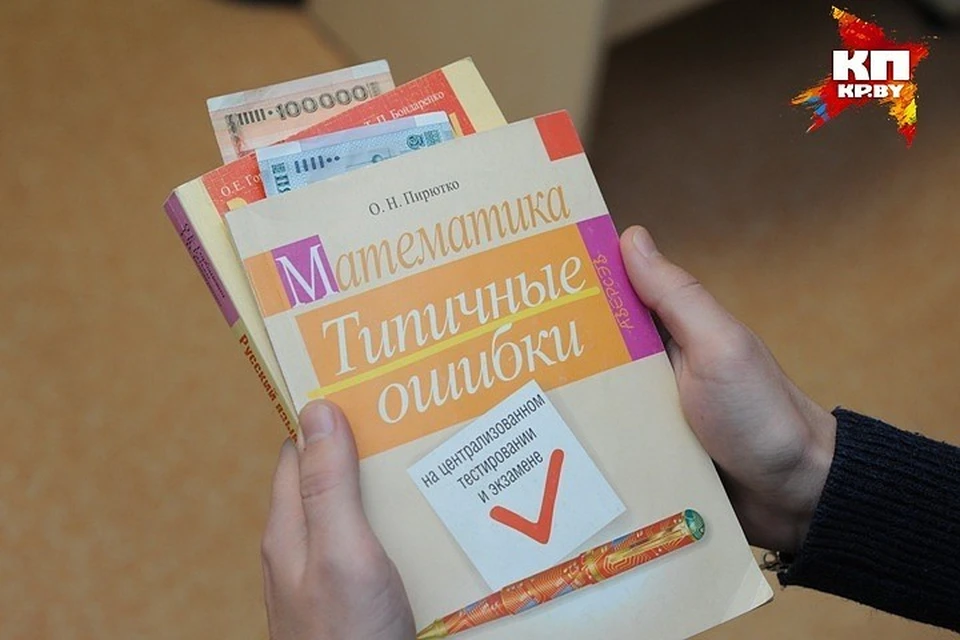 Подросток напечатал закладки, а 47-летний мужчина купил на них вино и конфету.