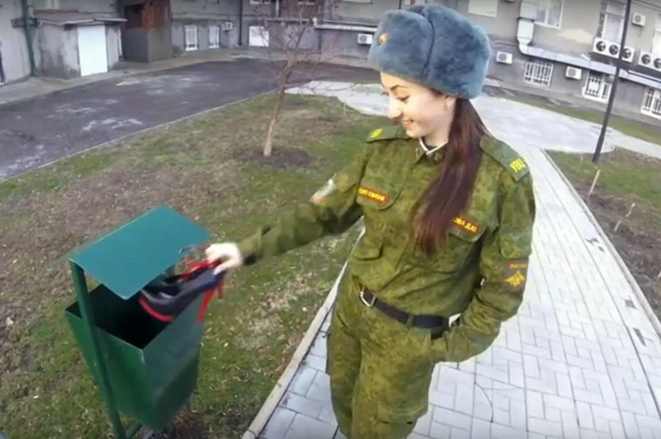 "На лабутенах нельзя ходить при пацанах". Стоп-кадр из клипа команды КВН "На связи".