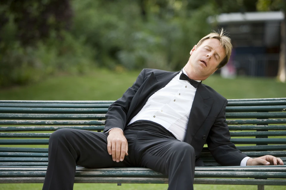 Некоторые эксперты предлагают бороться с сонливостью посреди рабочего дня более гуманным способом. А именно - немного поспать.