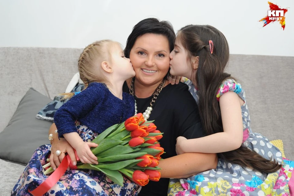 Лариса Ивашкевич:«Два года назад – Лоре тогда было 6 лет – ее мама, моя родственница, привела ее ко мне и оставила: «У меня пока нет возможности ее воспитывать, я знаю, что у тебя ей будет хорошо». (Лариса с 3-летней внучкой Меланией и Лорой (3 марта девочке исполнится 8 лет).