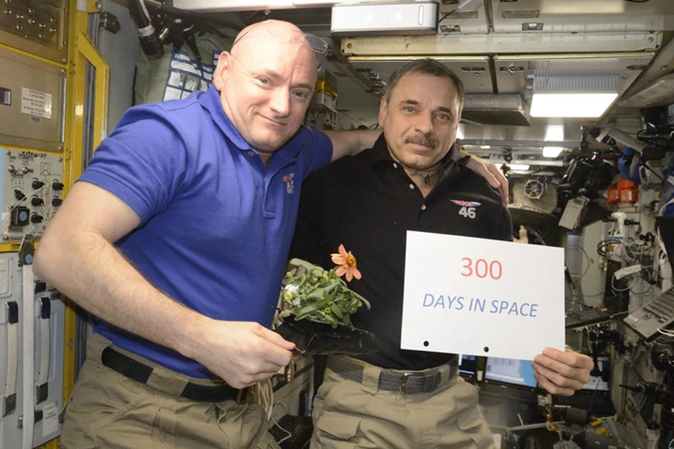 Михаил Корниенко и Скотт Келли на 300 день в космосе. Всего они отработали на Международной станции почти год - 341 день