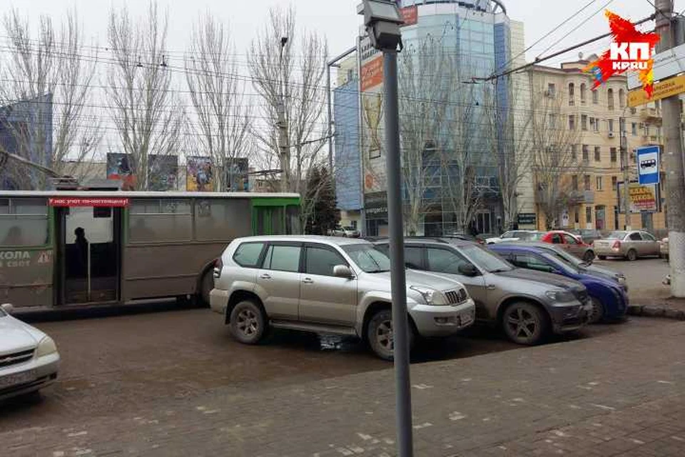 Водитель троллейбуса подъехать к остановке не может.