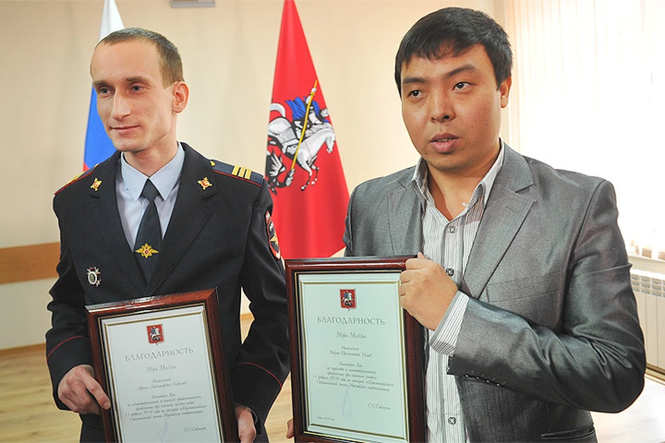 Полицейский Артем Королюк и гражданин Киргизии Марат Исаев на награждении в мэрии.