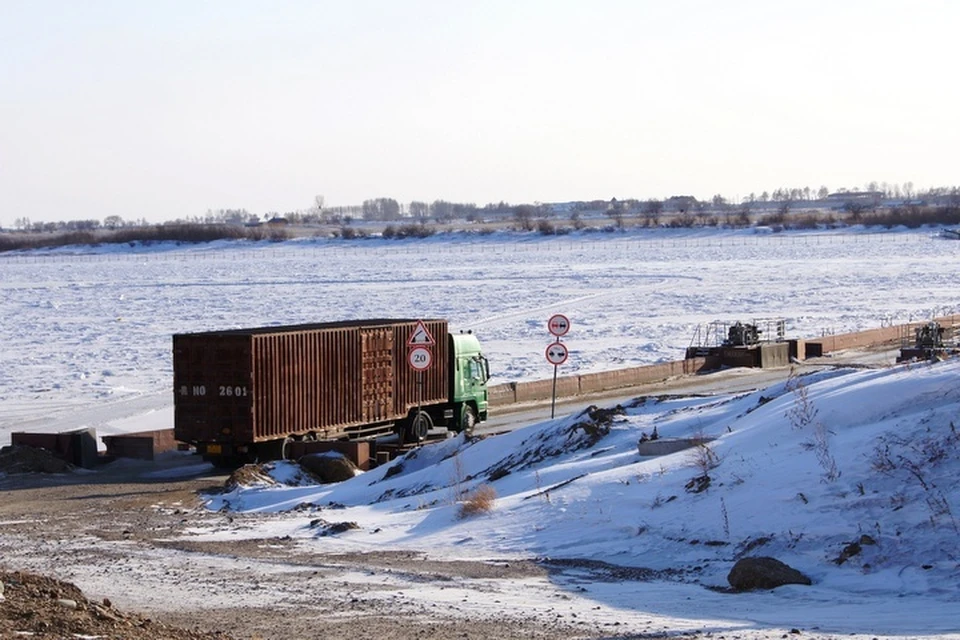 Фура с соей в международном пункте пропуска Благовещенск - Хэйхэ. Фото: Макар Семенов.