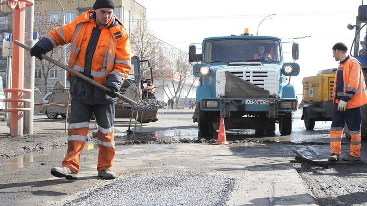 В Кемерове полным ходом идет ямочный ремонт дорог - KP.RU