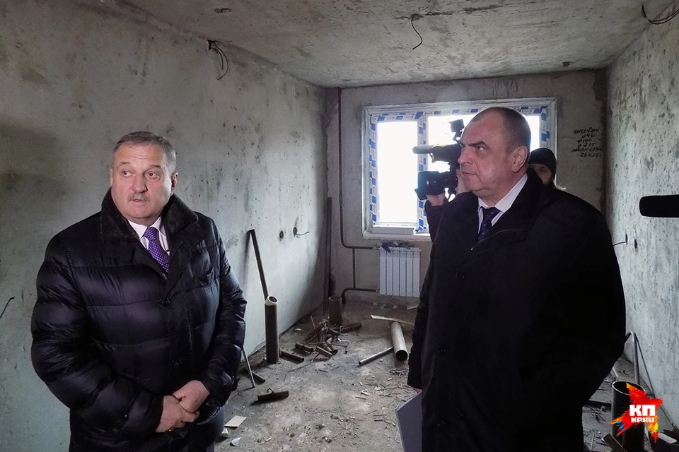 Глава Кирова Владимир Быков и глава администрации города Александр Перескоков лично проконтролировали ход работ.