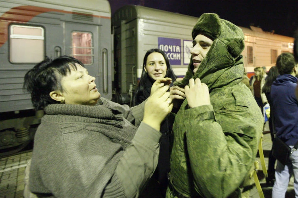 Студент берем. Проводы солдата на вокзале. Призыв на вокзале. Срочники на вокзале. Солдаты на вокзале.