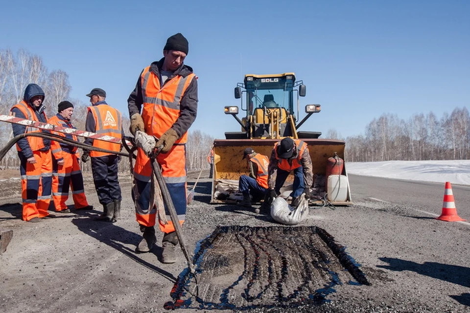 Объемы ямочного ремонта на дорогах области примерно те же, что и в прошлом году.
Фото: предоставлено пресс-службой губернатора и правительства Новосибирской области
