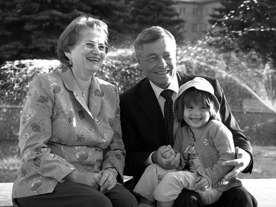 Петр Сумин с женой и внучкой. Фото: из семейного архива