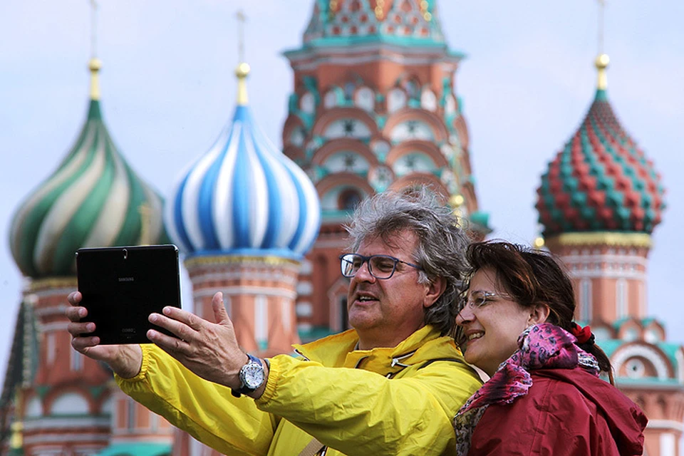Туристы на Красной площади. Фото: Сергей Шахиджанян/ТАСС