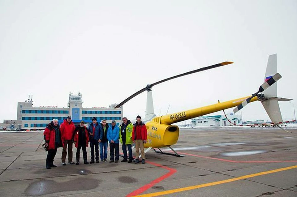 Команда экспедиции рядом с R-66, потерпевшим крушение, в Нарьян-Маре.
Фото: официальная группа экспедиция в "Фейсбуке"