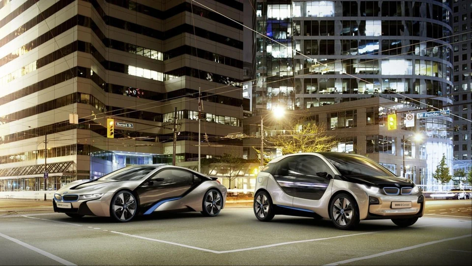 BMW i3 и i8 - это инновационный электромобиль и спортивный подзаряжаемый гибрид.