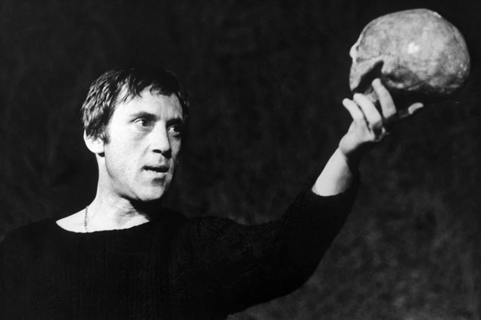 Гамлет (в исполнении Владимира Высоцкого), принц датский, держит в руках череп Йорика.