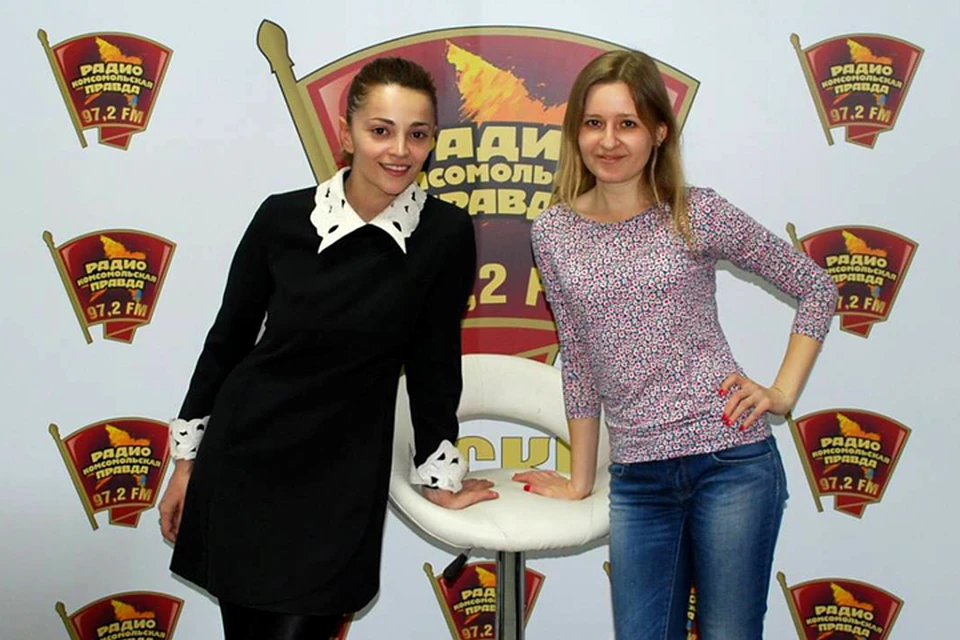 Актриса Теона Дольникова (слева) в гостях у Ольги Медведевой на Радио «Комсомольская правда»