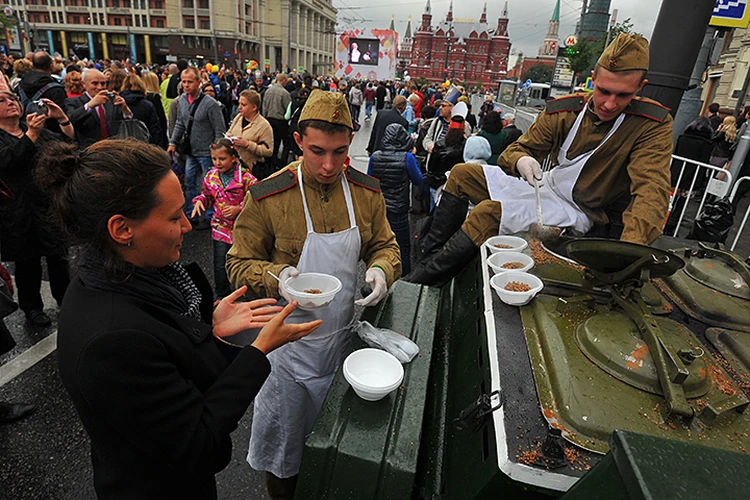 День Победы в Москве: Полевые кухни, «Смуглянка», салют и перекрытия улиц