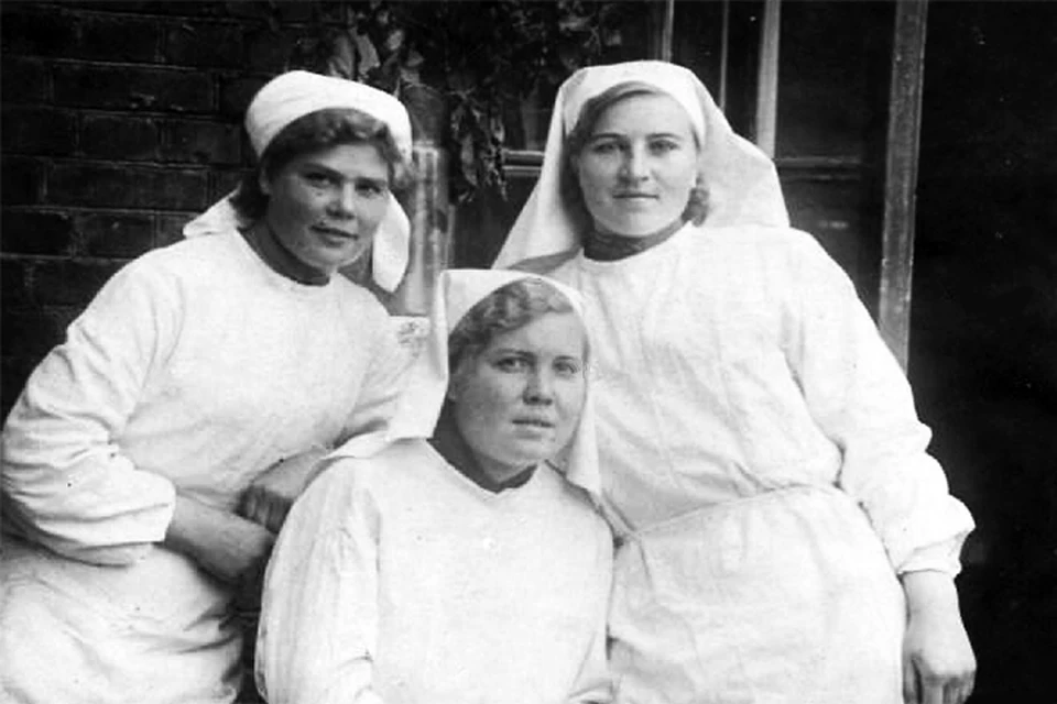 Полине Сулимовой (на фото - справа) было 18, когда она ушла на фронт в военно-санитарный поезд. Фото: из личного архива семьи