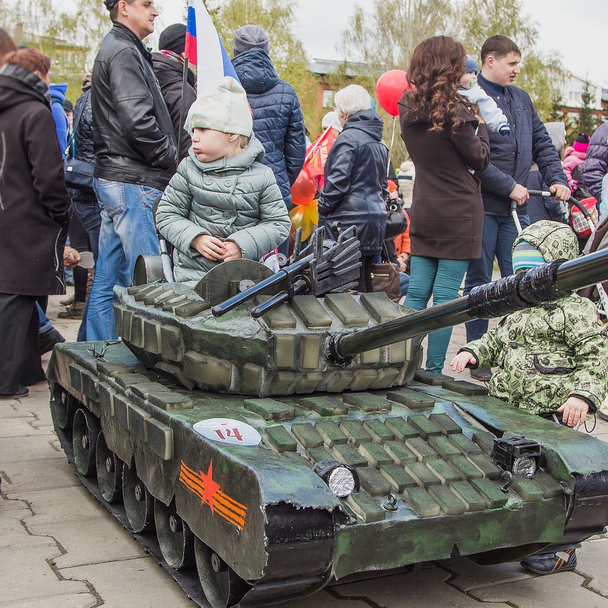 Кемеровчане переделали детские коляски в танки и самолеты [фоторепортаж] -  KP.RU