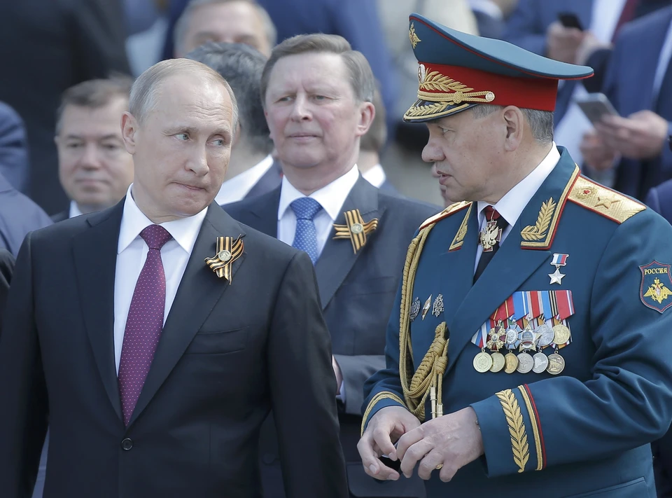 Президент России Владимир Путин и министр обороны РФ Сергей Шойгу во время торжественных мероприятий по поводу Дня Победы в Москве.
