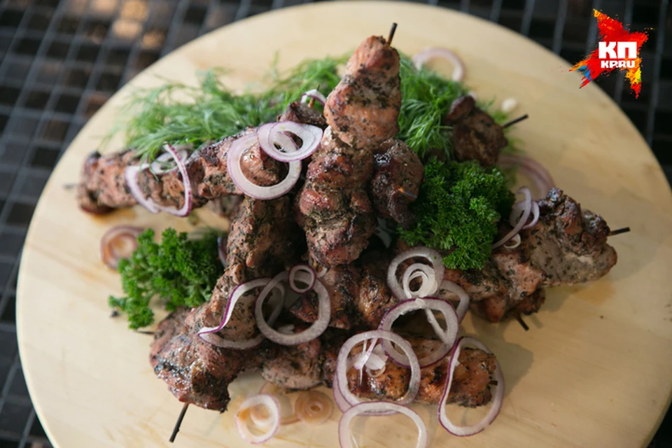 Как правильно резать мясо на шашлык: какими кусками, вдоль или поперёк волокон и другие вопросы