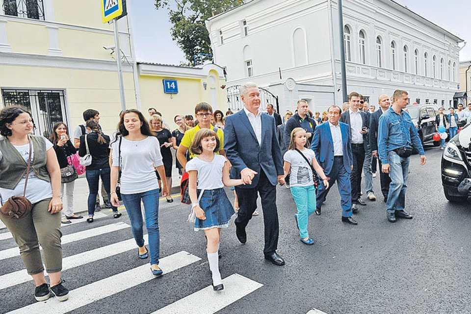 В 2015 году Сергей Собянин открывал благоустроенную по программе «Моя улица» пешеходную зону на Большой Ордынке.