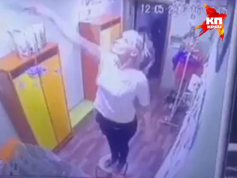 Женщина при детях полосовала ножом документы и обои Фото: Валентина Малыхина