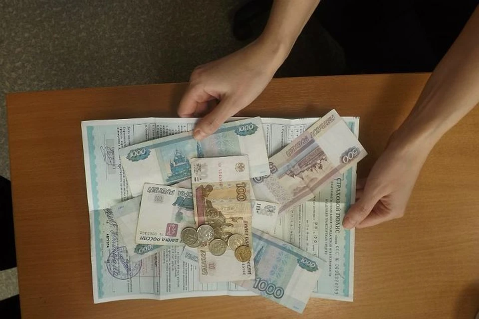 Люди составляют списки очередников, а коммерсанты ссылаются на отсутствие полисов.