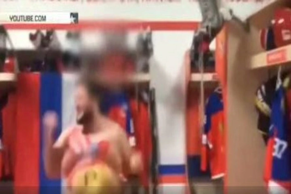 Американский фанат помочился в коньки российского хоккеиста Дацюка ФОТО: Кадр из видео