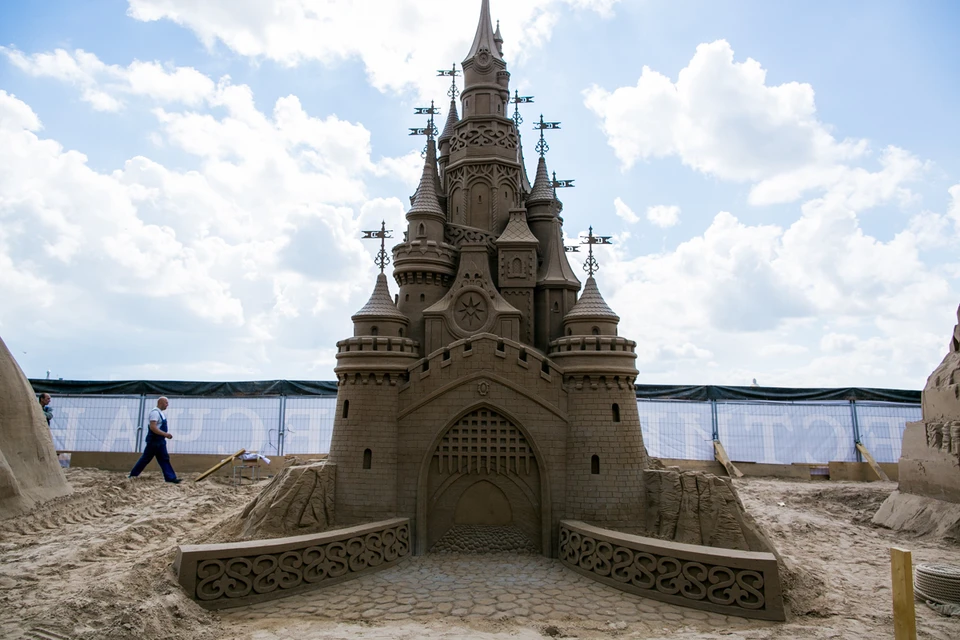 Восьмиметровый замок видно со всего пляжа